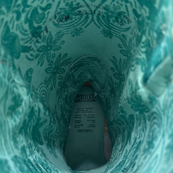 Womens sz. 9.5 corral boots - Picture 2 of 7